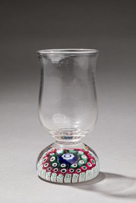 Angleterre. Verre sur presse-papiers à motif de trois cercle…