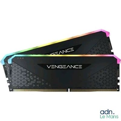 un gros plan sur deux modules DDP RAM noirs et arc-en-ciel