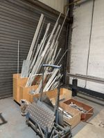 Chariot et caisses en bois avec leur contenu de profilés en … (photo 2)