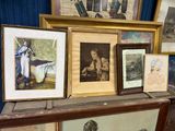de nombreuses photos encadrées posées sur une commode dans une pièce