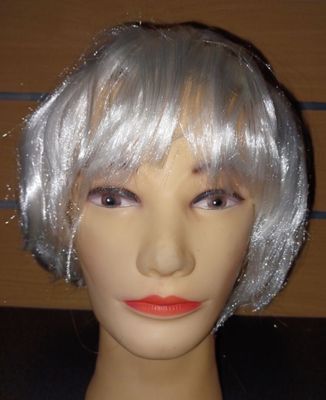 une tête de mannequin coiffée d'une perruque argentée
