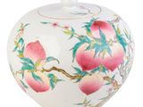 un vase blanc orné de fleurs roses et de feuilles vertes