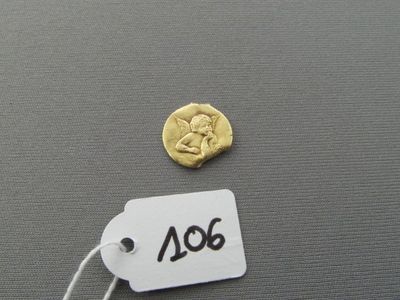 une pièce d'or et un pendentif avec la photo d'une femme