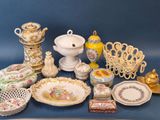 de nombreux objets décoratifs de toutes sortes sur la table