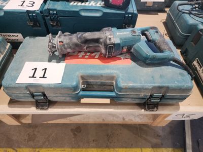 de nombreux outils différents posés sur une table dans un magasin