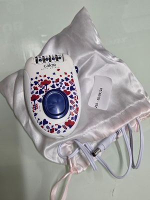 a cell phone that is sitting on top of a bag