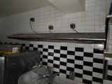 un mur carrelé en noir et blanc dans une cuisine