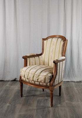 une image d'une chaise avec un siège rembourré à rayures
