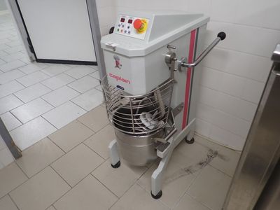 une photo d'un mixeur professionnel dans une cuisine professionnelle