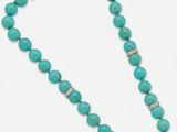 un collier de perles turquoise muni d'un fermoir en argent