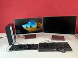 deux écrans d'ordinateur et un clavier sur un bureau