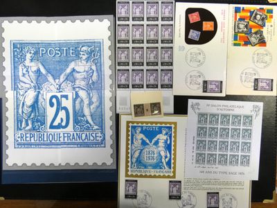 beaucoup de timbres et de cartes postales posés sur une table