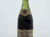une vieille bouteille de vin posée sur une table