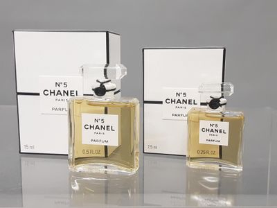 deux flacons de parfum Chanel posés l'un à côté de l'autre sur une table
