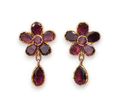 Boucles d'oreille grenats en or 9K (475/1000) formant une fleur sertie - Photo 1