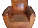 fauteuil en cuir marron sur fond blanc, avec un fond blanc