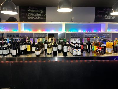 Des bouteilles de vin sont alignées sur le comptoir d'un restaurant.
