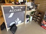 une photo d'un magasin de vélos avec une pancarte posée par terre
