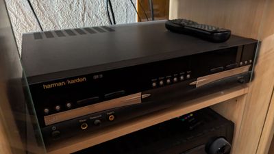 une photo d'une chaîne hi-fi sur laquelle se trouve une télécommande