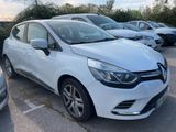 la voiture blanche est garée dans le parking à côté d'autres voitures