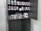 une armoire sur laquelle sont posées de nombreuses boîtes de peinture