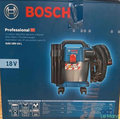 La boîte de l'aspirateur Bosch Professional est ouverte sur la table.