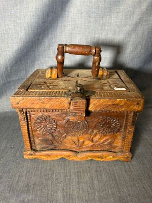 une vieille boîte en bois munie d'une poignée et d'une autre poignée