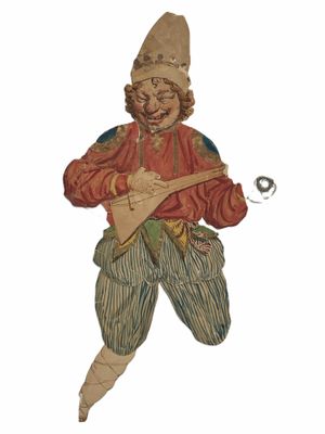 une figurine représentant un homme tenant une guitare à la main
