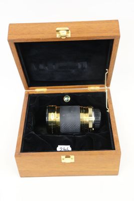 une boîte en bois contenant un stylo noir et doré