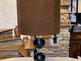 une lampe posée sur une table dans une pièce