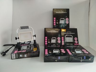 un grand nombre d'appareils électroniques posés sur une table