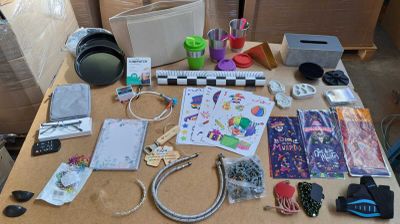 une table sur laquelle se trouvent de nombreux objets