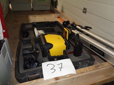 une photo d'une boîte à outils contenant un marteau et une perceuse