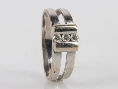 Bague en or gris ornée de trois diamants. Poids brut : 4,8 g. Tour de  - Photo 1