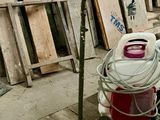 une machine posée sur une palette dans une pièce