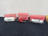 trois trains miniatures posés sur une table l'un à côté de l'autre