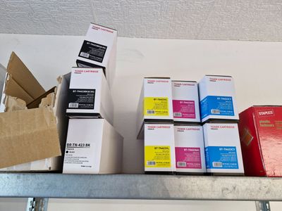 de nombreuses boîtes de différentes couleurs et tailles posées sur une étagère