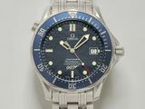 une image représentant une montre avec un cadran bleu et une trotteuse rouge