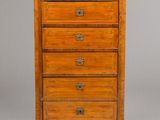 une petite commode en bois avec dessus en marbre