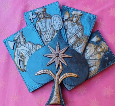 quatre cartes représentant une étoile et un palmier sur fond rose