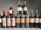 plusieurs bouteilles de vin sont alignées sur une table