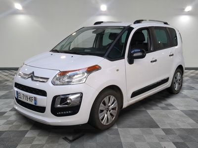 la petite voiture blanche est garée sur un carrelage à carreaux