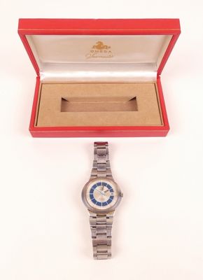 une image représentant une montre-bracelet dans un coffret rouge posé sur une surface blanche