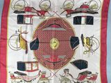 une image représentant une écharpe rouge et blanche ornée d'une illustration d'une calèche