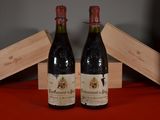 deux bouteilles de vin posées l'une à côté de l'autre sur une table