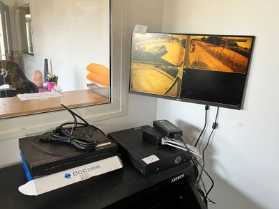 un bureau sur lequel sont posés une télévision et un écran