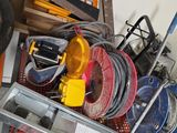 un tas d'outils divers posés sur une étagère dans un garage