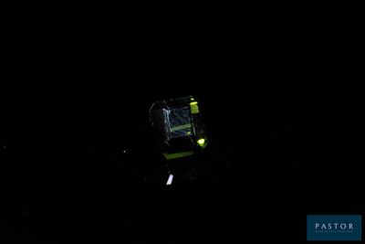 photo nocturne d'une balle de tennis et d'une raquette dans l'obscurité