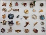 de nombreux types de broches exposés dans une vitrine