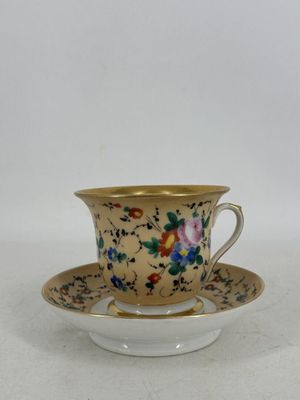 gros plan d'une tasse et d'une soucoupe sur une surface blanche